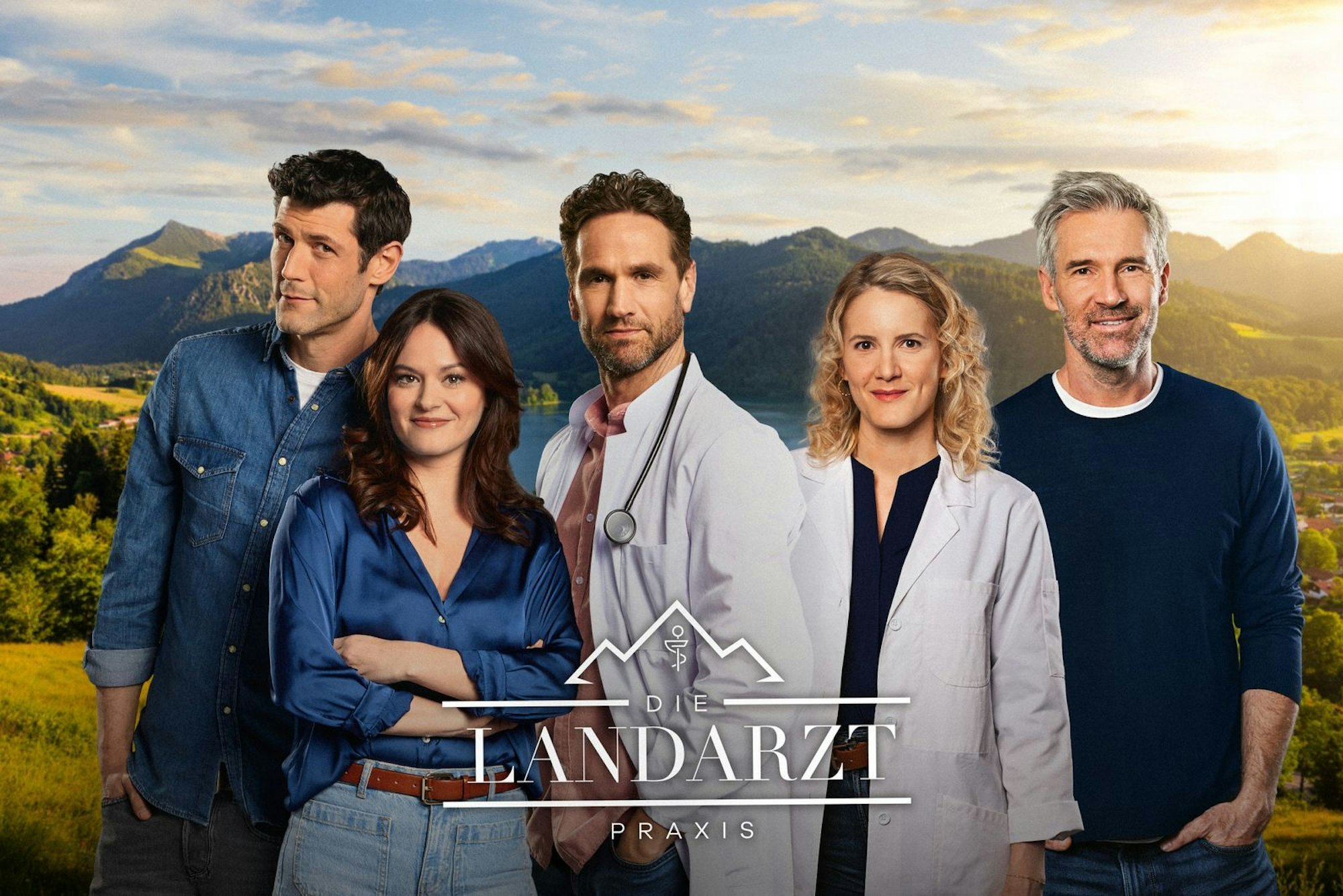 Sie spielen die Hauptrollen in der neuen, vierten Staffel der SAT.1-Vorabendserie „Die Landarztpraxis“, von links: Michael Raphael Klein, Diane Willems, Oliver Franck, Juliane Fisch und Ben Braun. (Bild: Joyn/Marc Rehbeck/Willi Weber)