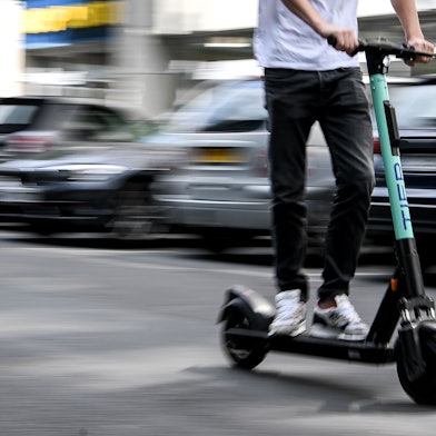 Wackelige Angelegenheit: E-Scooter sind relativ instabil. Wer zu schnell fährt, dem könnte selbst ein abgesenkter Bordstein Probleme bereiten.