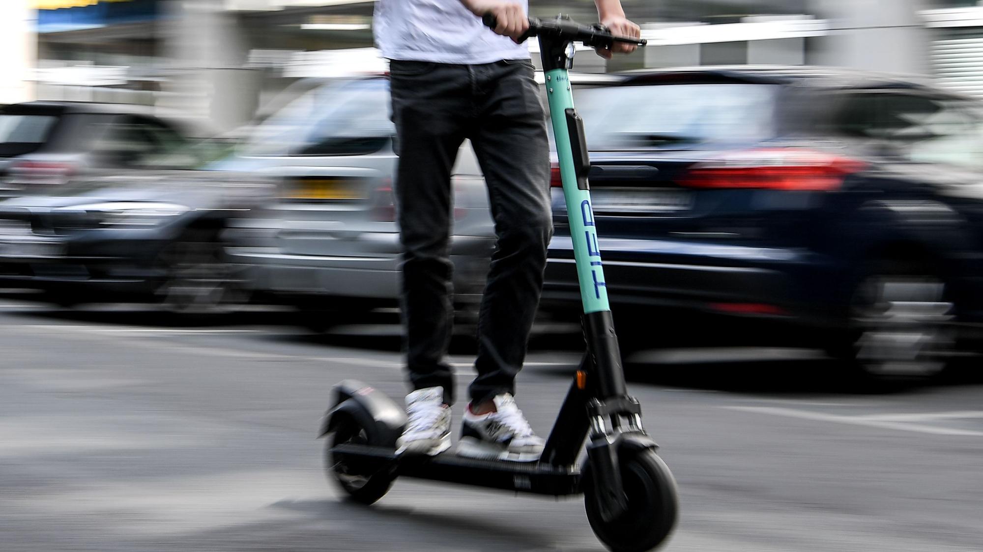 Mann fährt mit hoher Geschwindigkeit auf einem E-Scooter