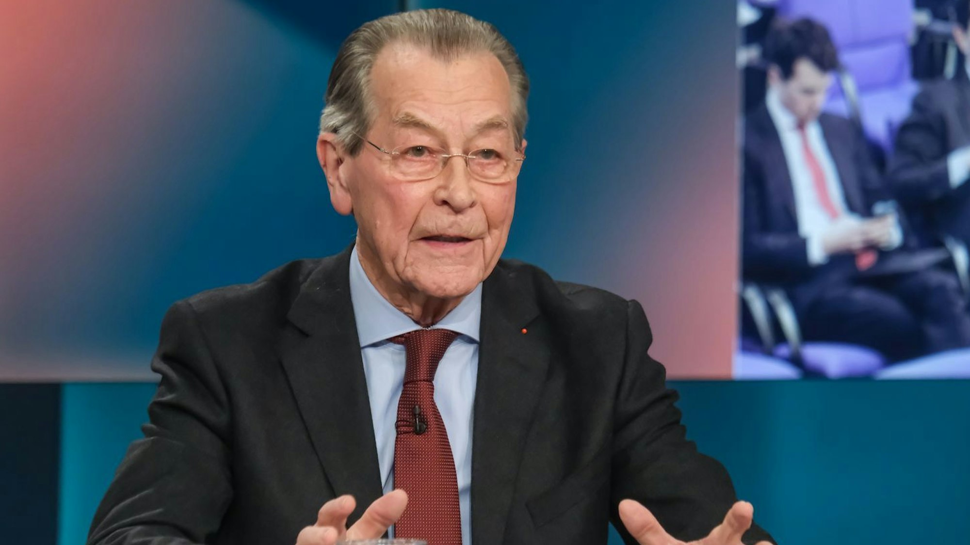 Die Rentenreformpläne seien eine fehlgeleitete Debatte, kritisierte Franz Müntefering: „Fragt zu Hause die Wählerinnen und Wähler. Macht, was sie sagen“, forderte er.
(Bild: WDR/ Oliver Ziebe )