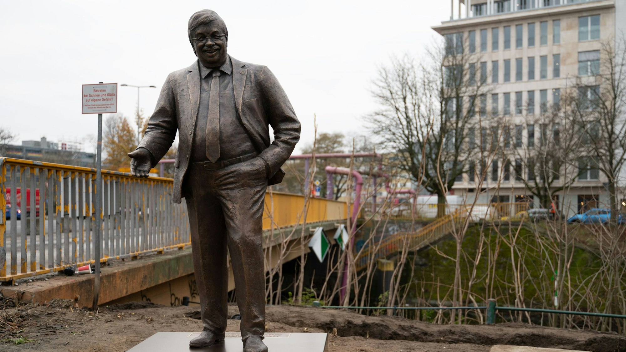 Das Bild zeigt eine Statue von Walter Lübcke, die vor dem Konrad-Adenauer-Haus steht. Vor der CDU-Parteizentrale hat das Zentrum für Politische Schönheit eine Aktion aufgebaut. Foto: Markus Lenhardt/dp