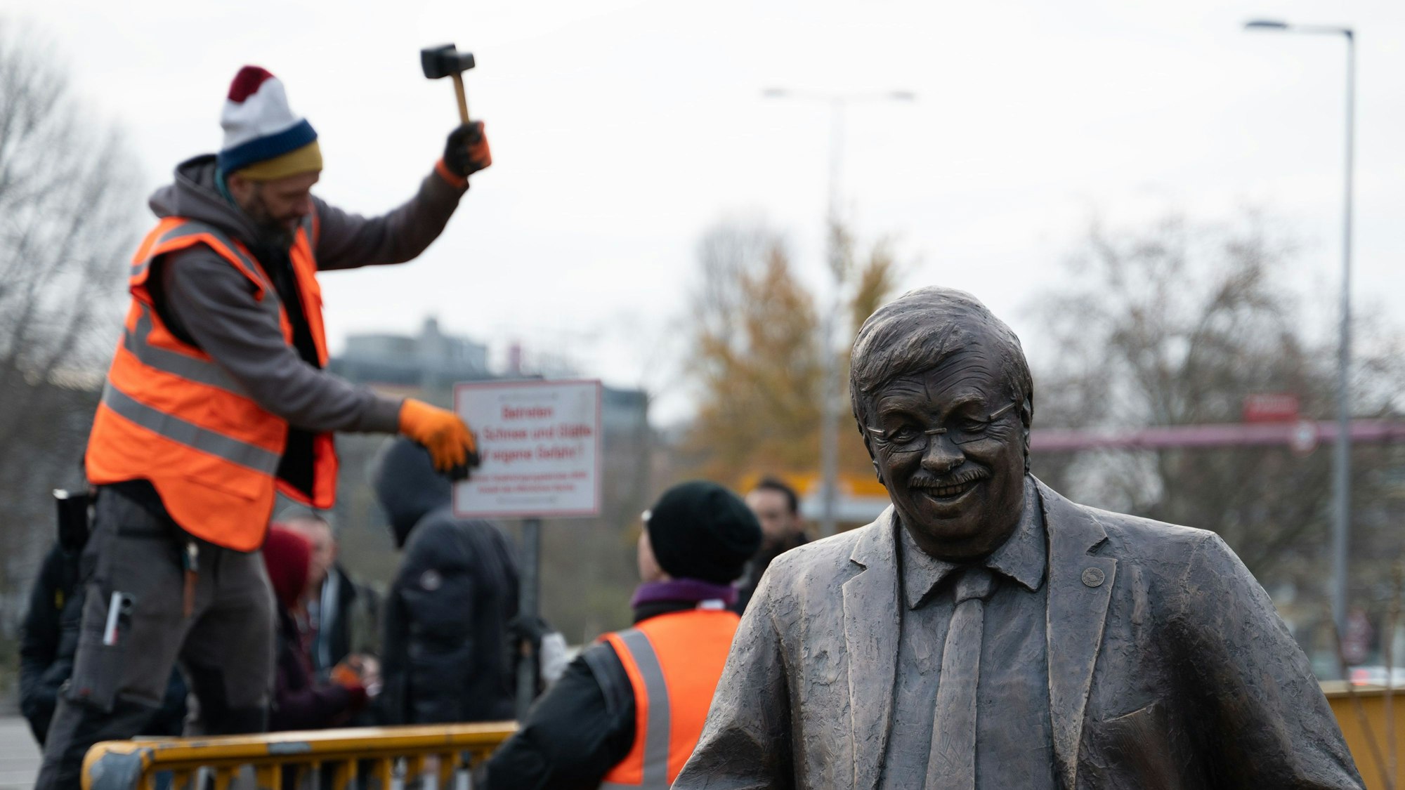 Vor dem Konrad-Adenauer-Haus baut das Zentrum für Politische Schönheit eine Aktion auf. Aktivisten haben eine Statue von Walter Lübcke aufgestellt. Foto: Markus Lenhardt/dpa