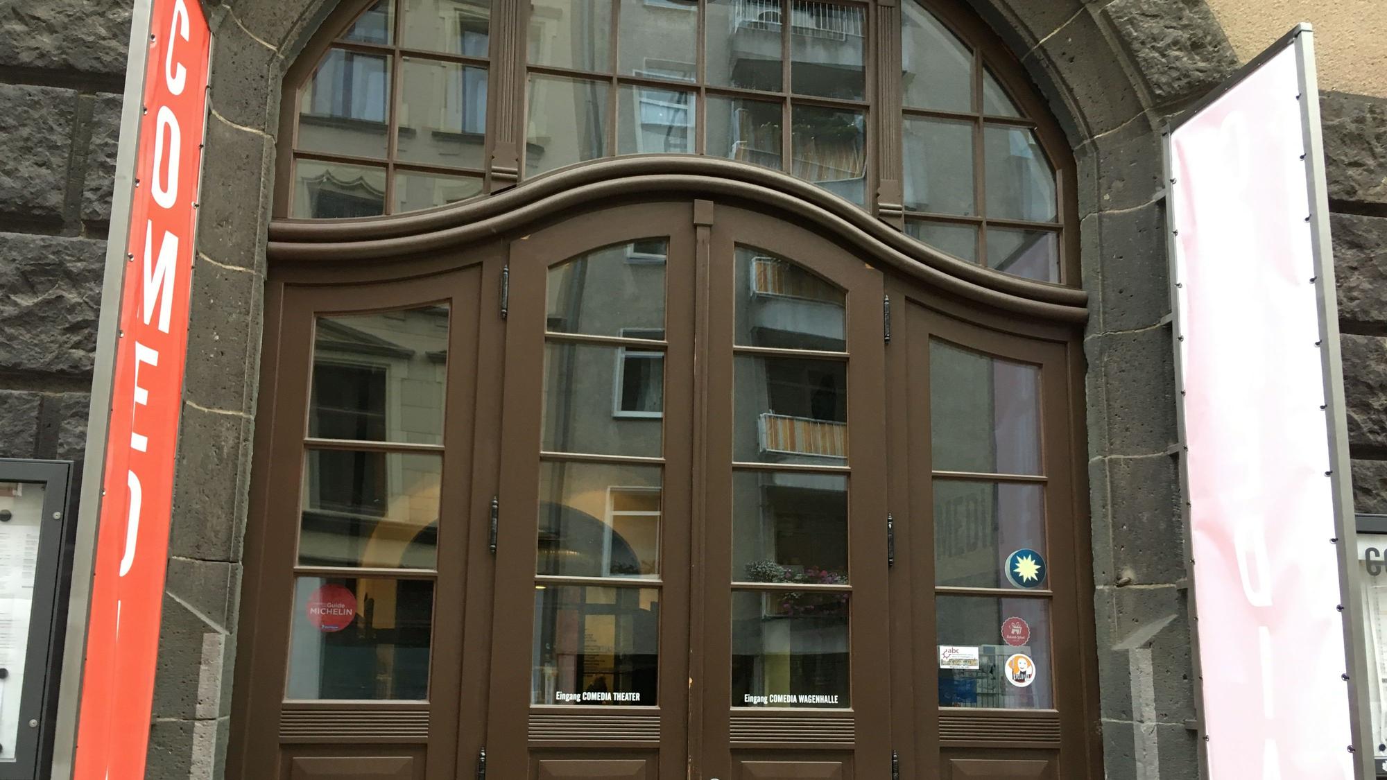 Eingang zum Comedia Theater.