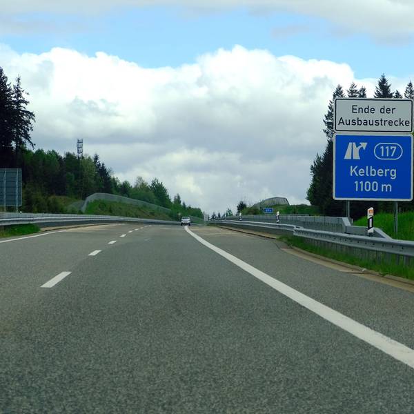 Das Bild zeigt die Autobahn und das Schild, das auf die Ausfahrt Kelberg hinweist.