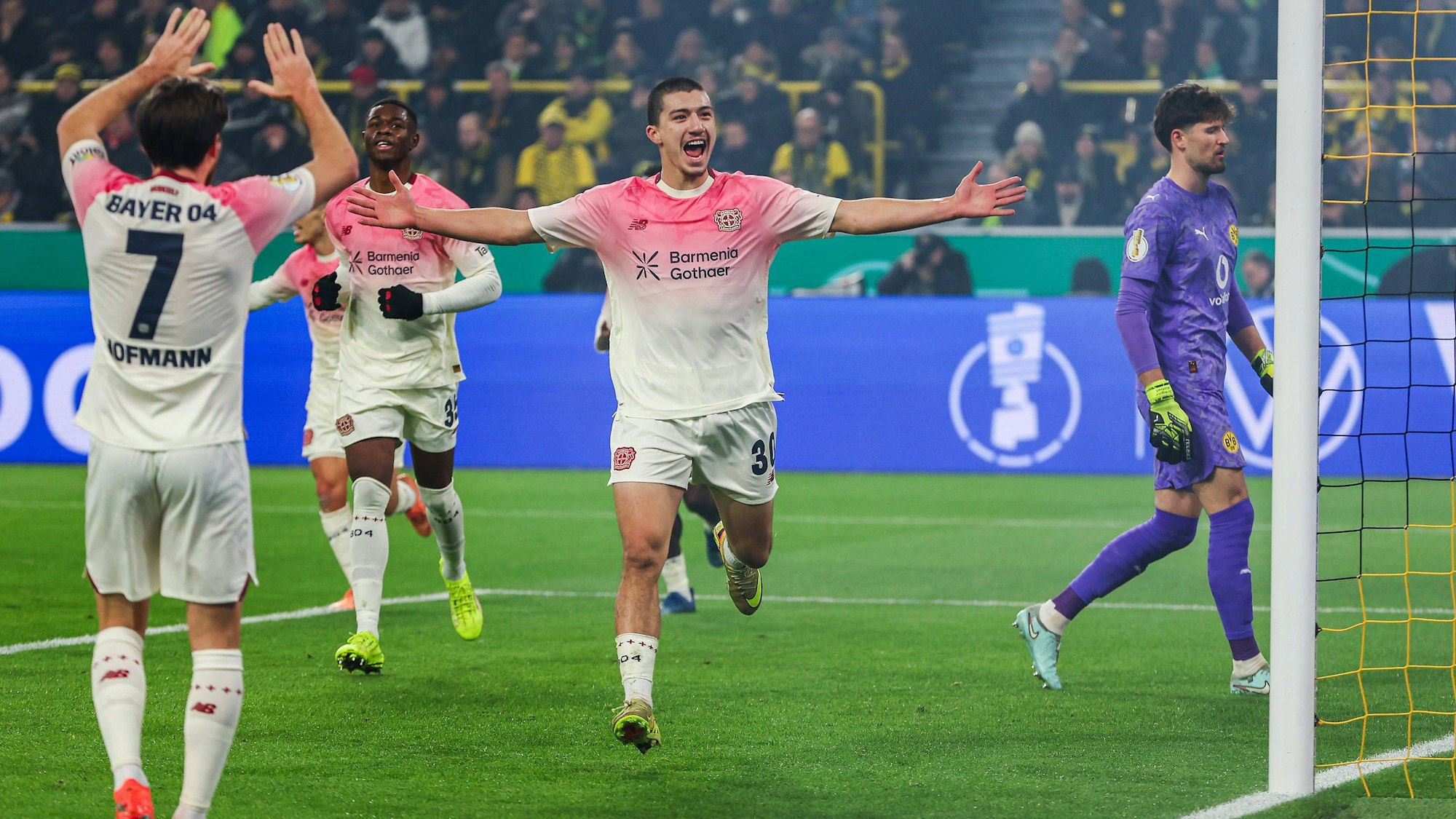 Fußball DFB Pokal - Borussia Dortmund - Bayer 04 Leverkusen am 02.12.2025 im Signal Iduna Park in Dortmund Jubel, Torjubel, Torschuetze, Torschütze Ibrahim Maza Leverkusen 30 jubelt nach seinem Tor zum 0 zu 1 *** Soccer DFB Cup Borussia Dortmund Bayer 04 Leverkusen on 02 12 2025 at the Signal Iduna Park in Dortmund Cheering, goal celebration, goal scorer, goal scorer Ibrahim Maza Leverkusen 30 cheers after his goal to 0 to 1 MH
