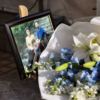 Blumen und ein Foto der Familie Miyazawa erinnern an Mikio und Yasuko sowie die Kinder Niina und Rei.