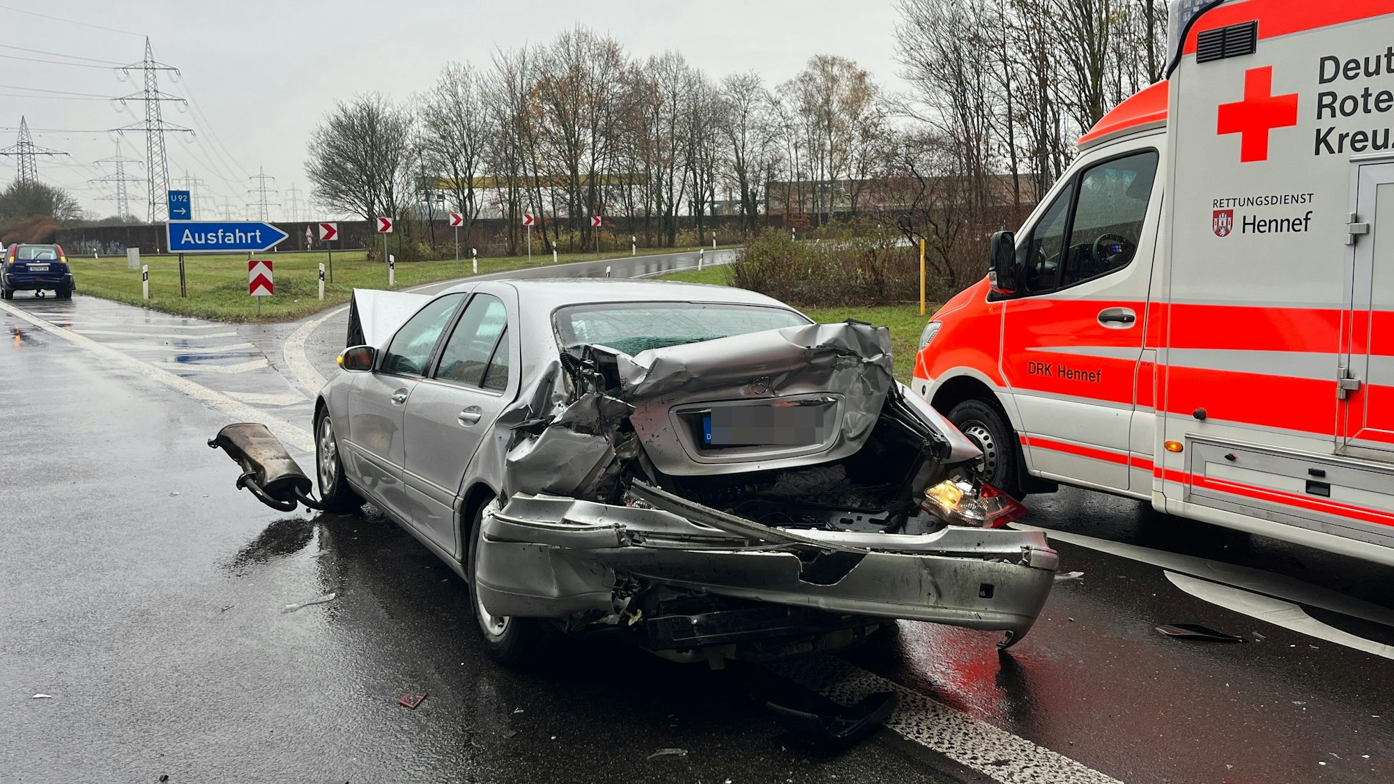Die 74 Jahre alte Fahrerin des Mercedes erlitt leichte Verletzungen.