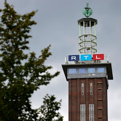 Der Messeturm am Eingang zur RTL-Zentrale in Köln mit RTL-Logo in Deutz am Picassoplatz. RTL hat angekündigt, Sky Deutschland zu übernehmen und wird damit zu einem der größten Pay-TV- und Streaming-Anbieter des Landes. Themenbild, Symbolbild Köln, 20.07.2025 NRW Deutschland *** The exhibition tower at the entrance to the RTL headquarters in Cologne with the RTL logo in Deutz on Picassoplatz RTL has announced that it will take over Sky Deutschland, making it one of the countrys largest pay TV and streaming providers Theme image, symbolic image Cologne, 20 07 2025 NRW Germany Copyright: xChristophxHardtx