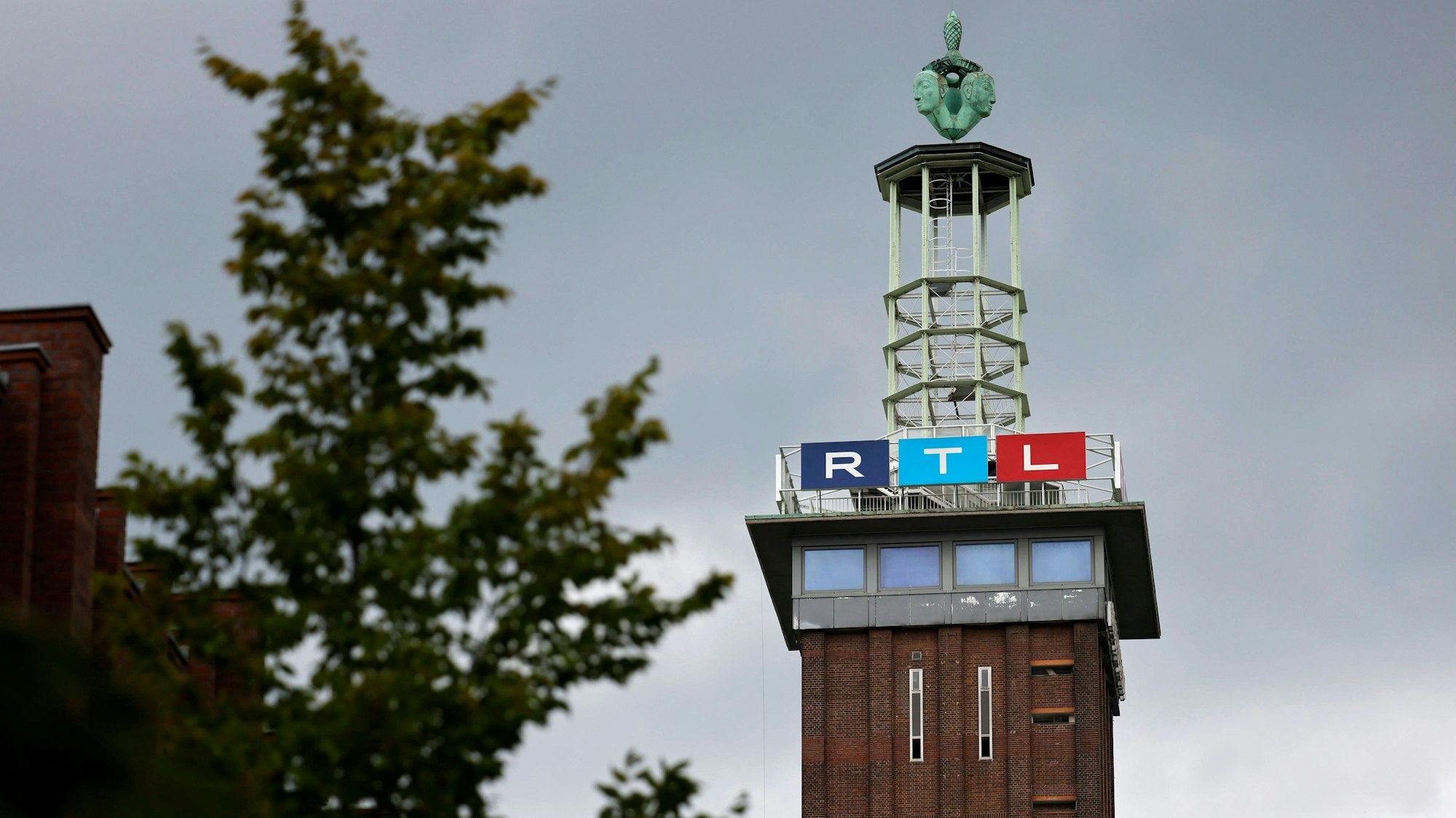 Der Messeturm am Eingang zur RTL-Zentrale in Köln mit RTL-Logo in Deutz am Picassoplatz. RTL hat angekündigt, Sky Deutschland zu übernehmen und wird damit zu einem der größten Pay-TV- und Streaming-Anbieter des Landes. Themenbild, Symbolbild Köln, 20.07.2025 NRW Deutschland *** The exhibition tower at the entrance to the RTL headquarters in Cologne with the RTL logo in Deutz on Picassoplatz RTL has announced that it will take over Sky Deutschland, making it one of the countrys largest pay TV and streaming providers Theme image, symbolic image Cologne, 20 07 2025 NRW Germany Copyright: xChristophxHardtx
