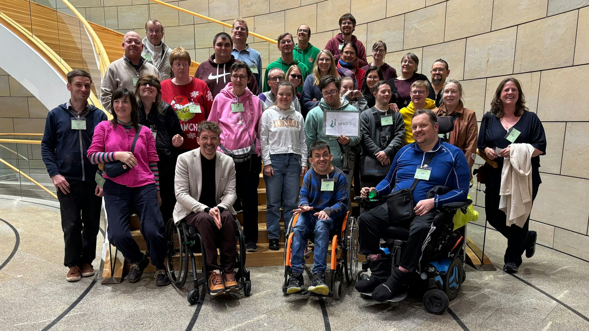 Menschen mit Behinderungen im Landtag, mit Dennis Sonne (Grüne,erste Reihe links).