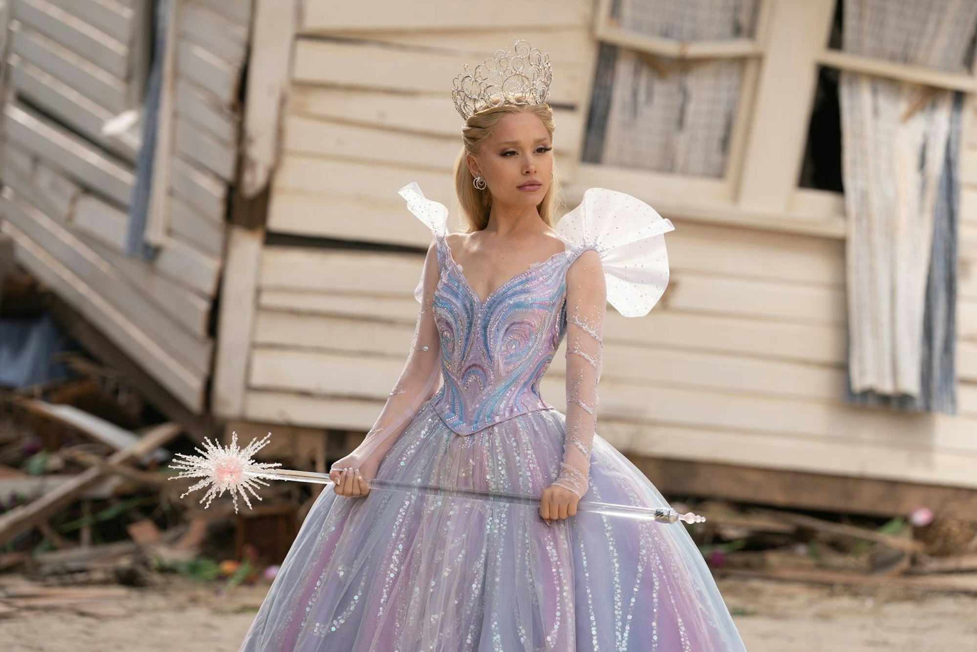 Ihre Rolle als Glinda, die gute Hexe des Nordens, hat Grande „emotional unglaublich berührt“. (Bild: Universal Studios)