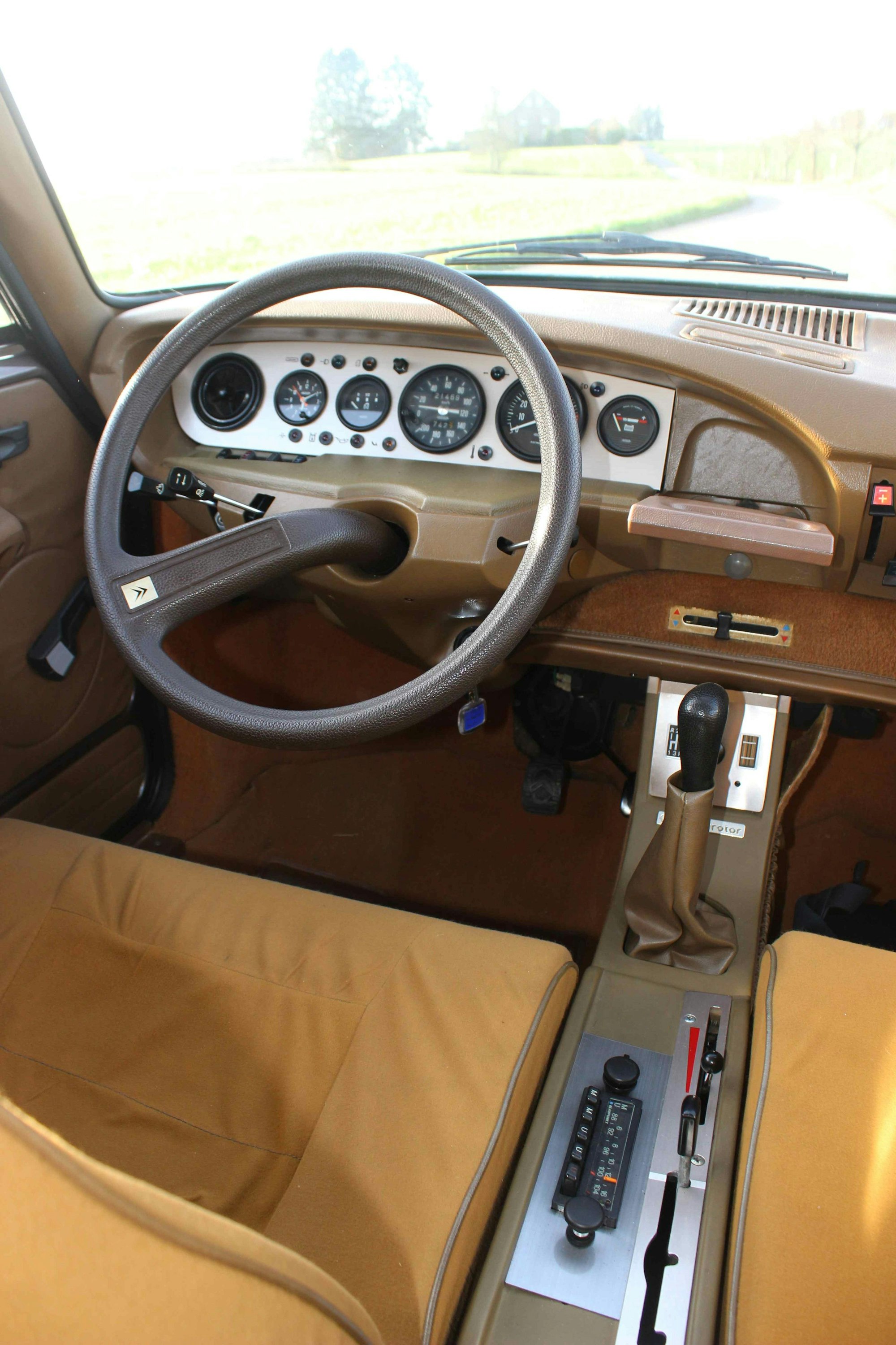 Lenkrad und Armaturenbrett des Citroën GS Birotor