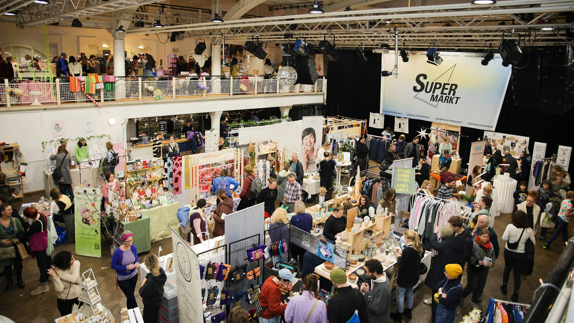 Indoor Super Weihnachtsmarkt im Bürgerhaus Stollwerck 2024 mit vielen Ständen und Besuchenden.