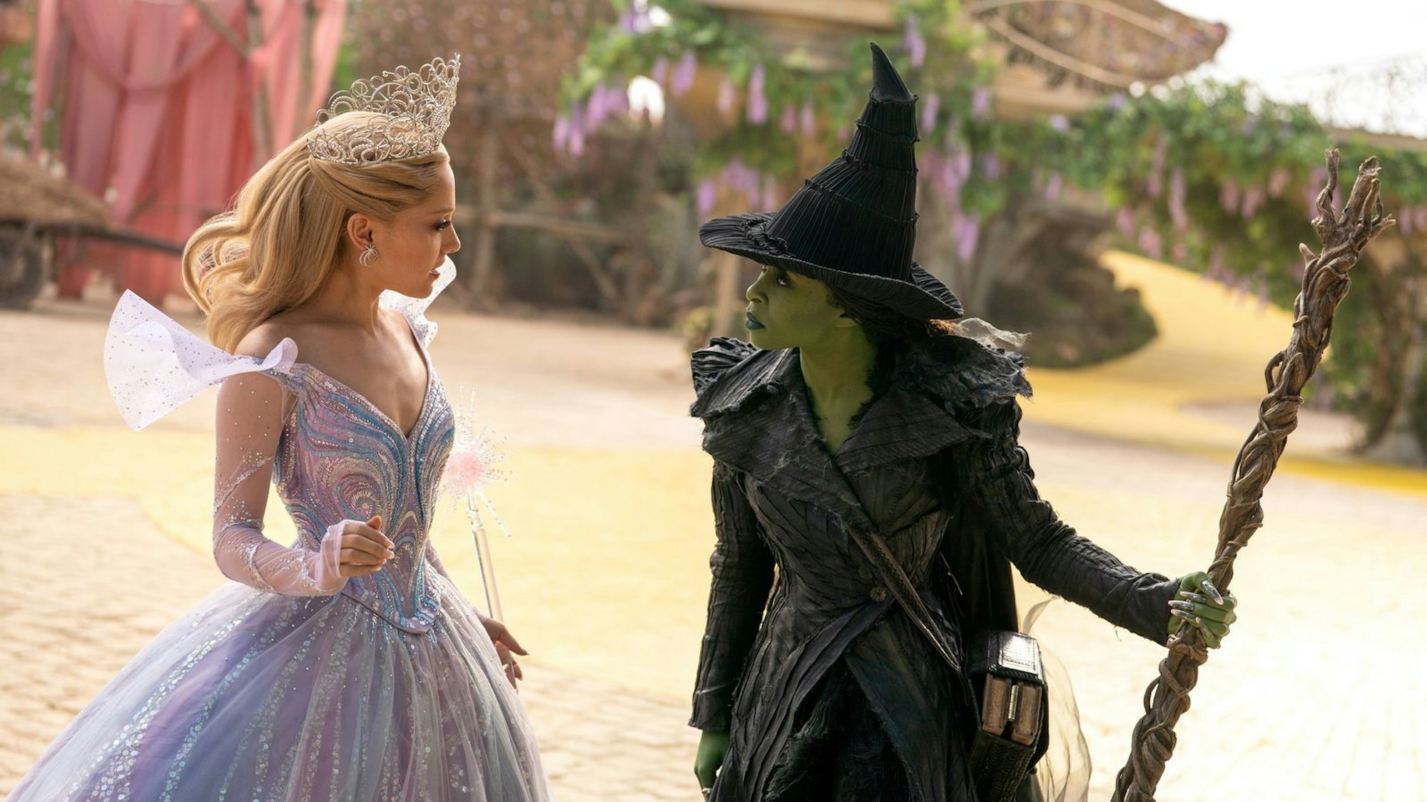 Die Freundschaft zwischen Glinda und Elphaba (Cynthia Erivo), der bösen Hexe des Westens, ist in „Wicked: Teil 2“ Geschichte. (Bild: Universal Studios)