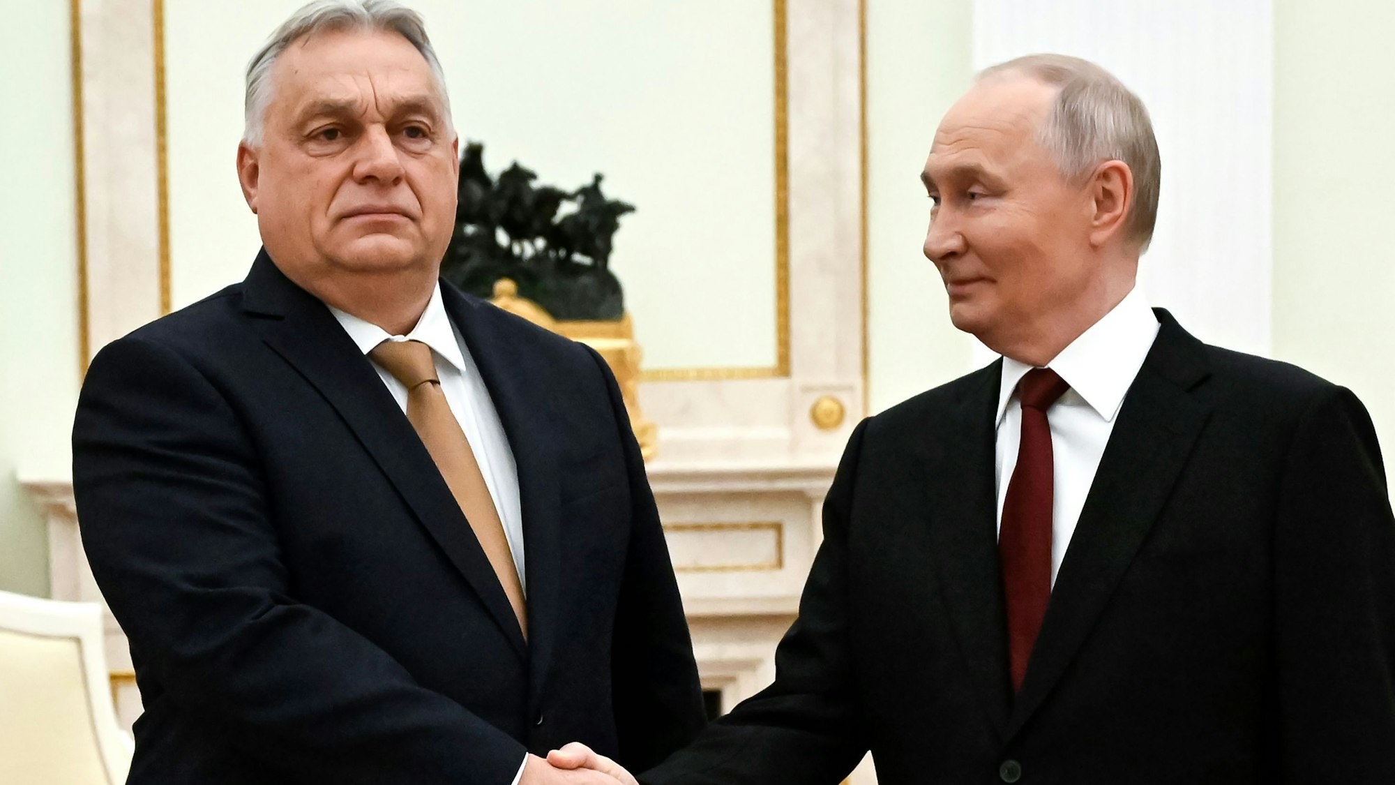 28.11.2025, Russland, Moskau: Der russische Präsident Wladimir Putin (r) und der ungarische Ministerpräsident Viktor Orban schütteln sich während ihres Treffens im Senatspalast des Kremls in Moskau die Hände. Foto: Alexander Nemenov/Pool AFP via AP/dpa +++ dpa-Bildfunk +++