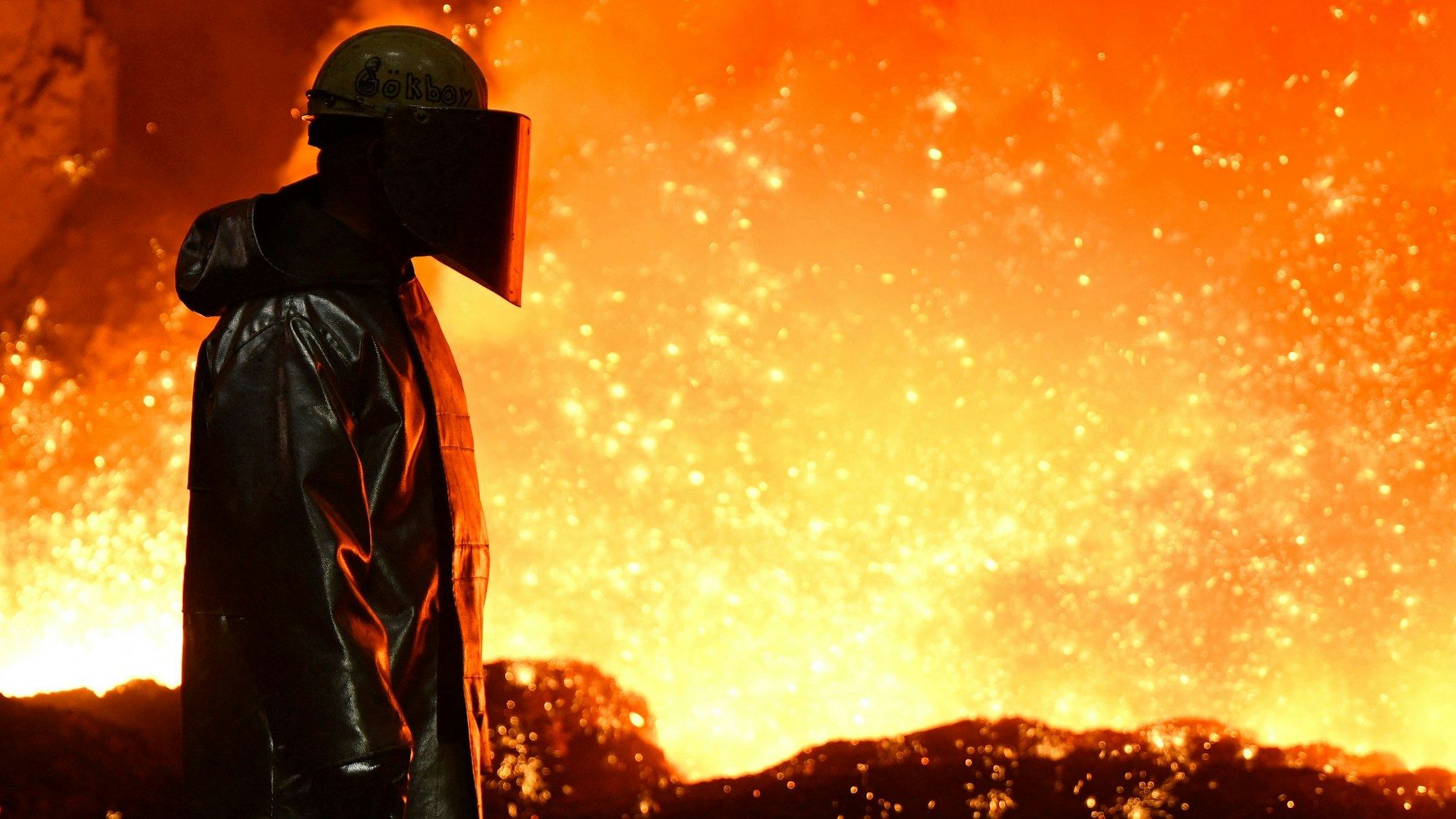 Ein Stahlarbeiter in der Thyssenkupp-Kokerei Schwelgern in Duisburg.