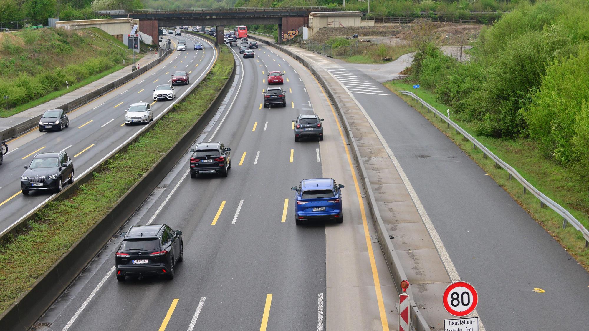 Das Foto zeigt eine Autobahn.