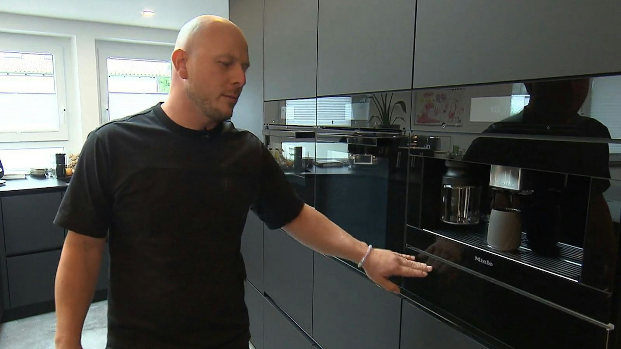 „...und hier ist die dritte Wärmeschublade“: Stolz präsentiert Julian (36) seine beeindruckende Küche. (Bild: RTL)