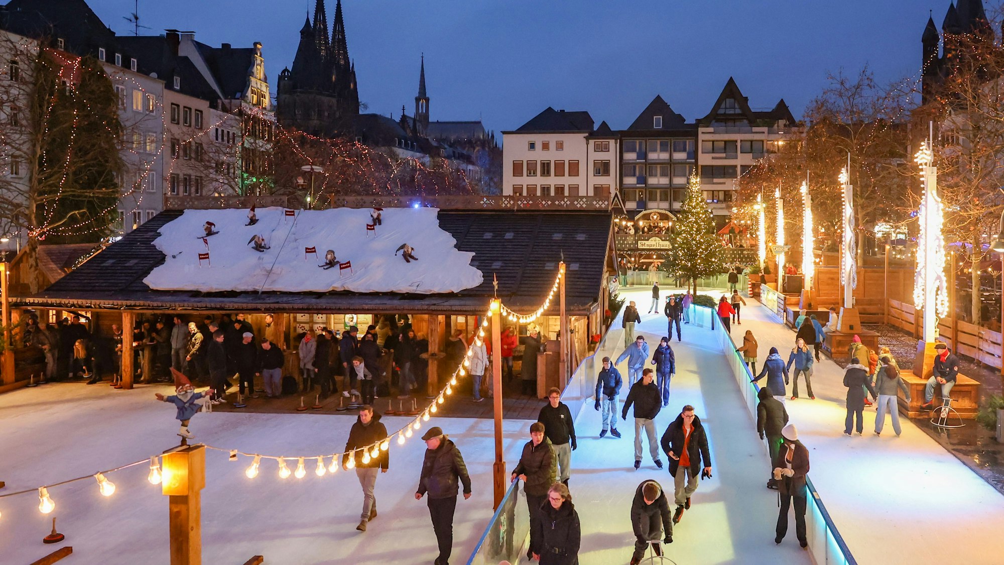 Weihnachtsmärkte 2025: Der Weihnachtsmarkt „Heinzels Wintermärchen“ (Weihnachtsmarkt Kölner Altstadt) auf dem Heumarkt. Dort steht auch eine Eisbahn. Im Hintergrund sieht man den Dom.