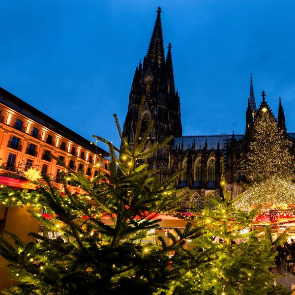 Der Kölner Dom mit dem Weihnachtsmarkt. Während einer Messe ist es an Heiligabend zu einem Vorfall gekommen. (Archivbild)