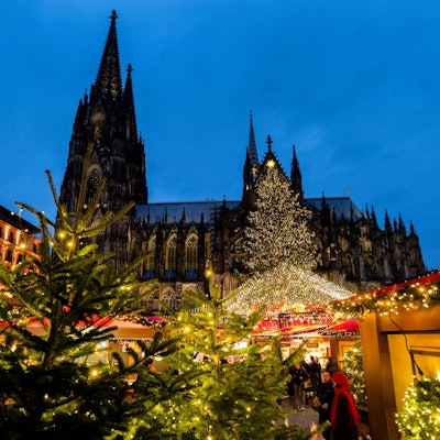 Der Kölner Dom mit dem Weihnachtsmarkt. Während einer Messe ist es an Heiligabend zu einem Vorfall gekommen. (Archivbild)