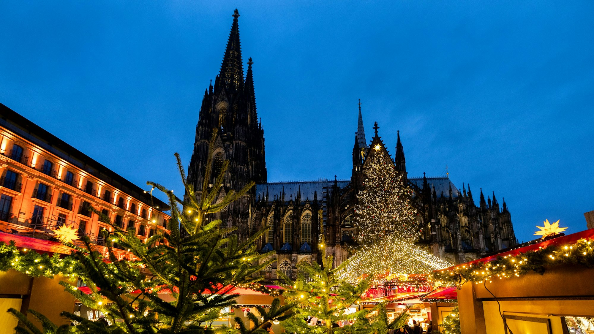 Der Kölner Dom mit dem Weihnachtsmarkt. Während einer Messe ist es an Heiligabend zu einem Vorfall gekommen. (Archivbild)