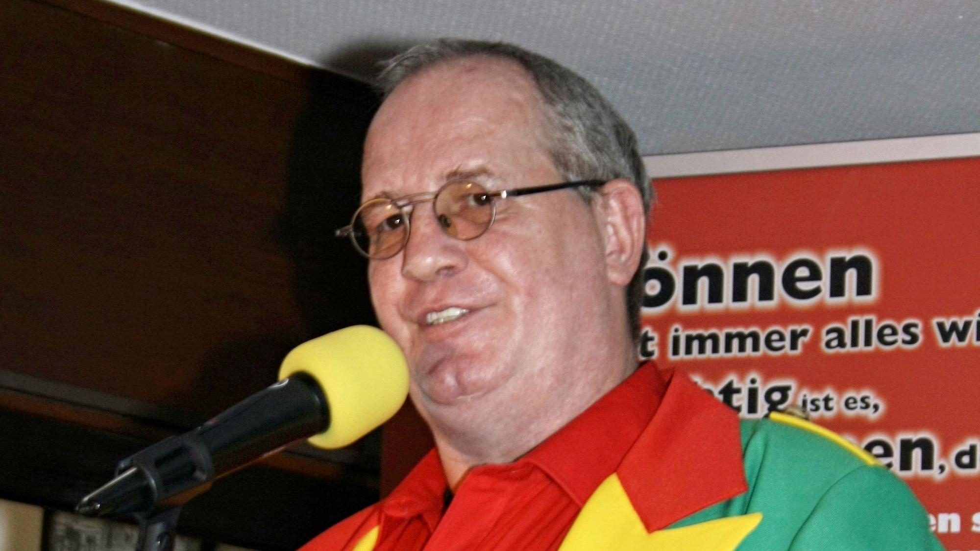 Büttenredner Ralph Kuhn bei einem Auftritt.