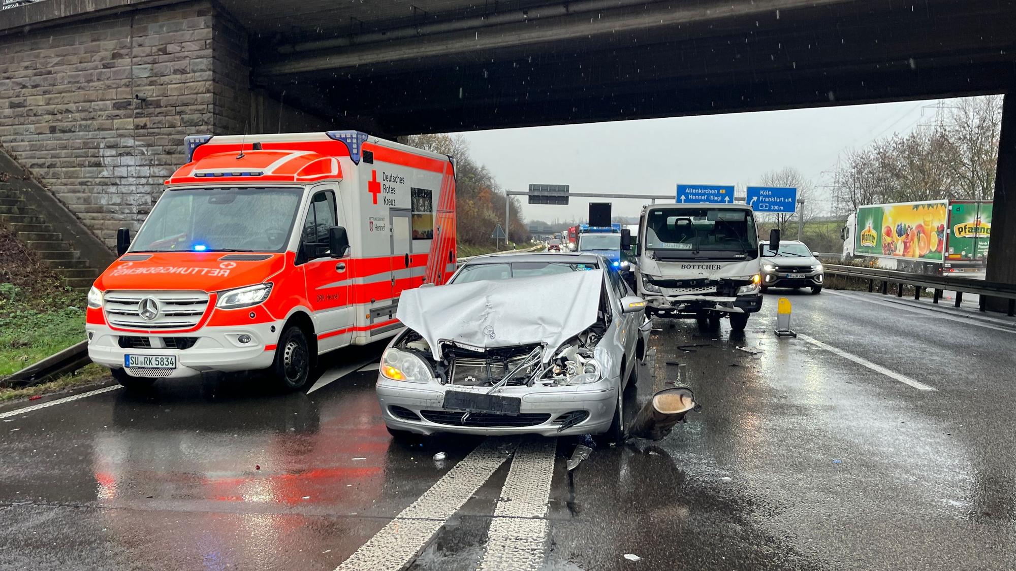 Auf der A 560 in Sankt Augustin hat ein Pritschenlastwagen drei Autos aufeinander geschoben.