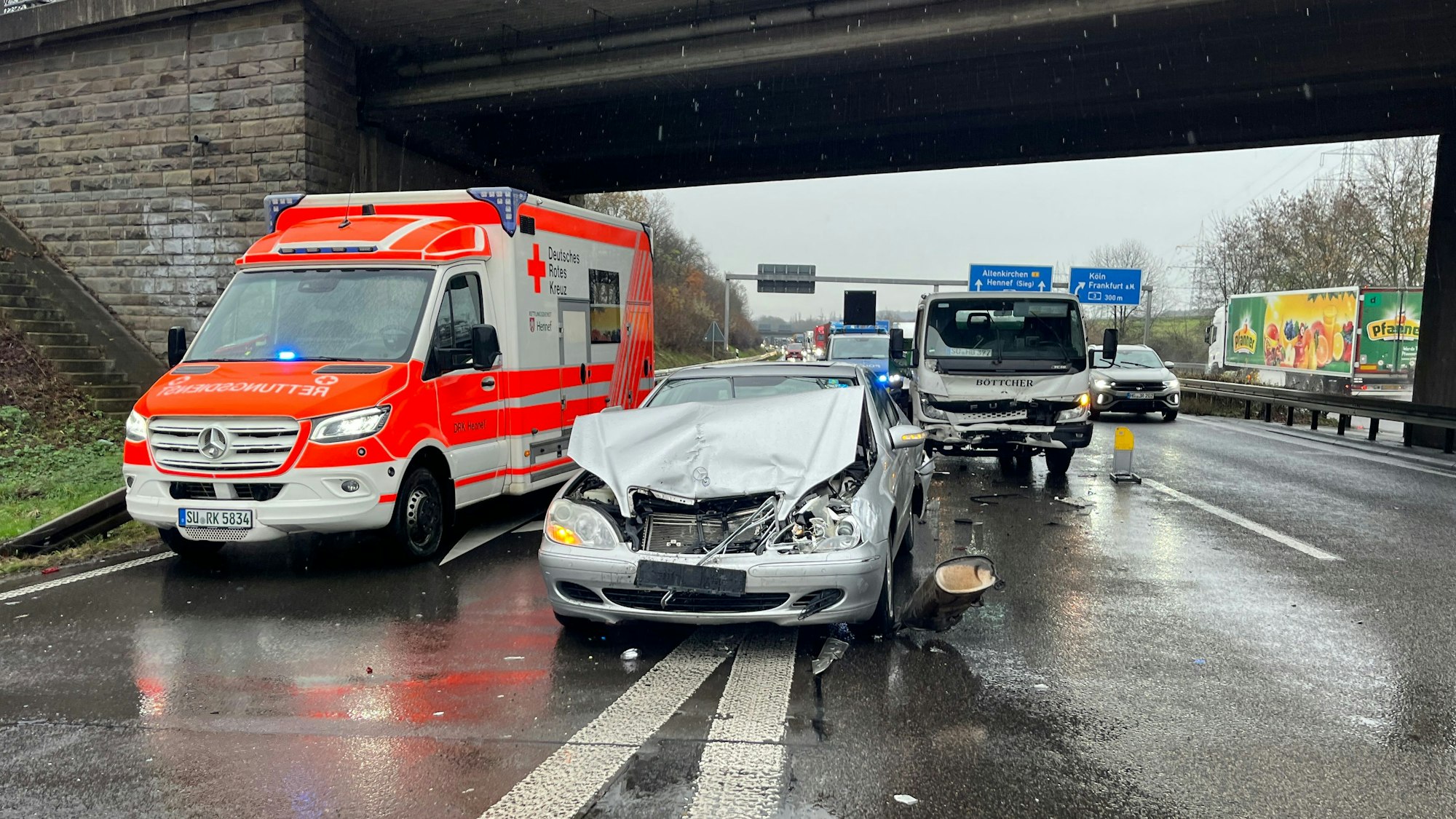 Auf der A 560 in Sankt Augustin hat ein Pritschenlastwagen drei Autos aufeinander geschoben.