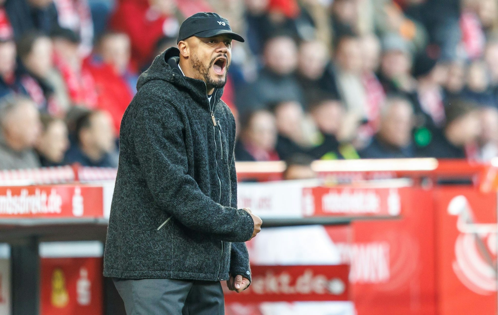 Im Kampf um Bundesliga-Punkte konnte Vincent Kompany erst ganz spät das Münchner 2:2 bejubeln.