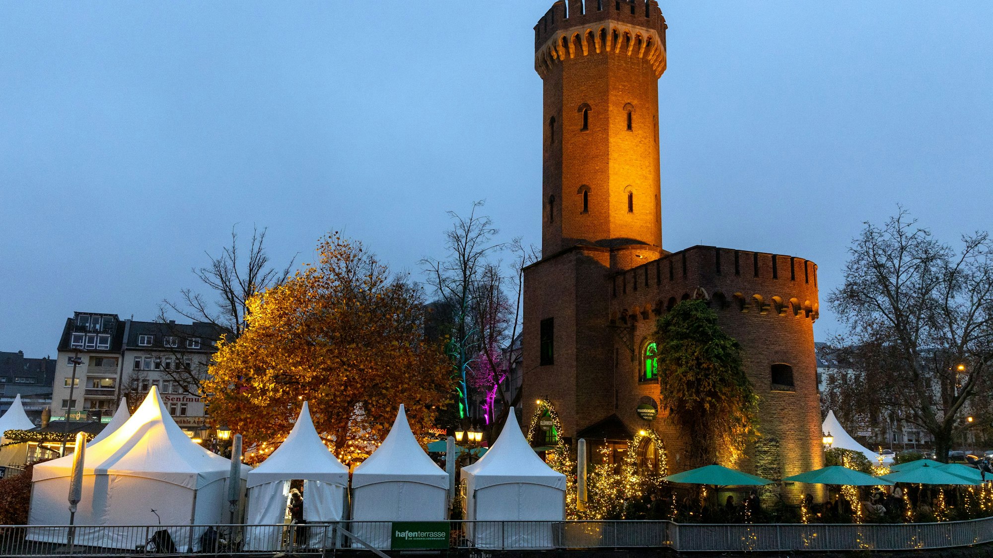 Der Kölner Hafenweihnachtsmarkt am Schokoladenmuseum ist das Ziel der Adventswanderung.