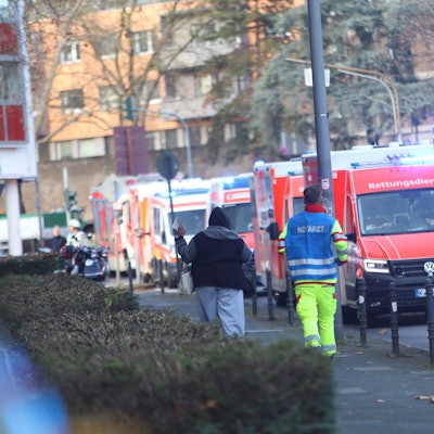 Bei einem Pfefferspray-Einsatz am Berufskolleg Humboldtstraße am Perlengraben sind am Montagmorgen (1. Dezember) mehrere Schülerinnen und Schüler leicht verletzt worden. Es ist nicht der erste Vorfall dieser Art. Foto: Arton Krasniqi