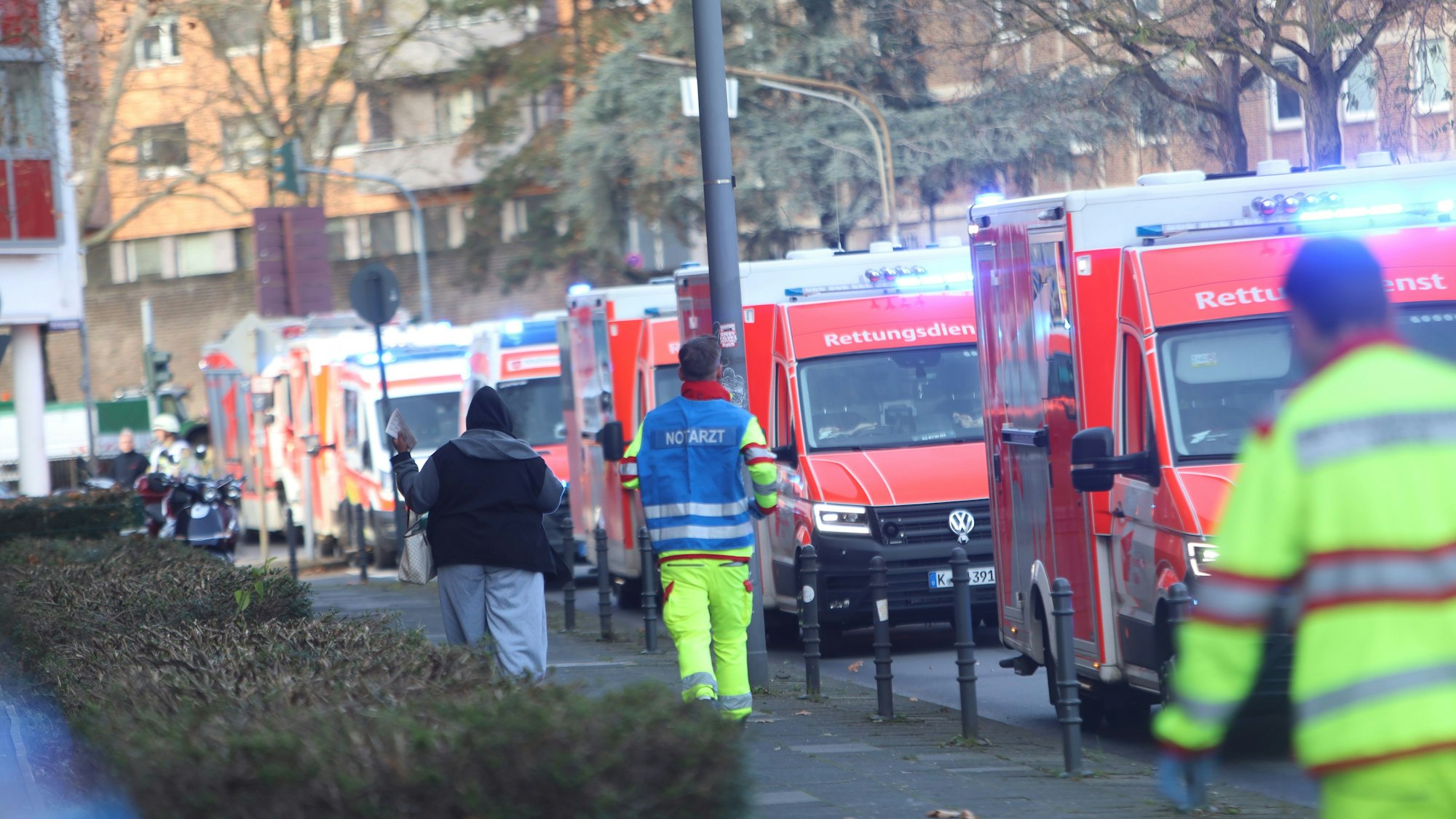 Bei einem Pfefferspray-Einsatz am Berufskolleg Humboldtstraße am Perlengraben sind am Montagmorgen (1. Dezember) mehrere Schülerinnen und Schüler leicht verletzt worden. Es ist nicht der erste Vorfall dieser Art. Foto: Arton Krasniqi