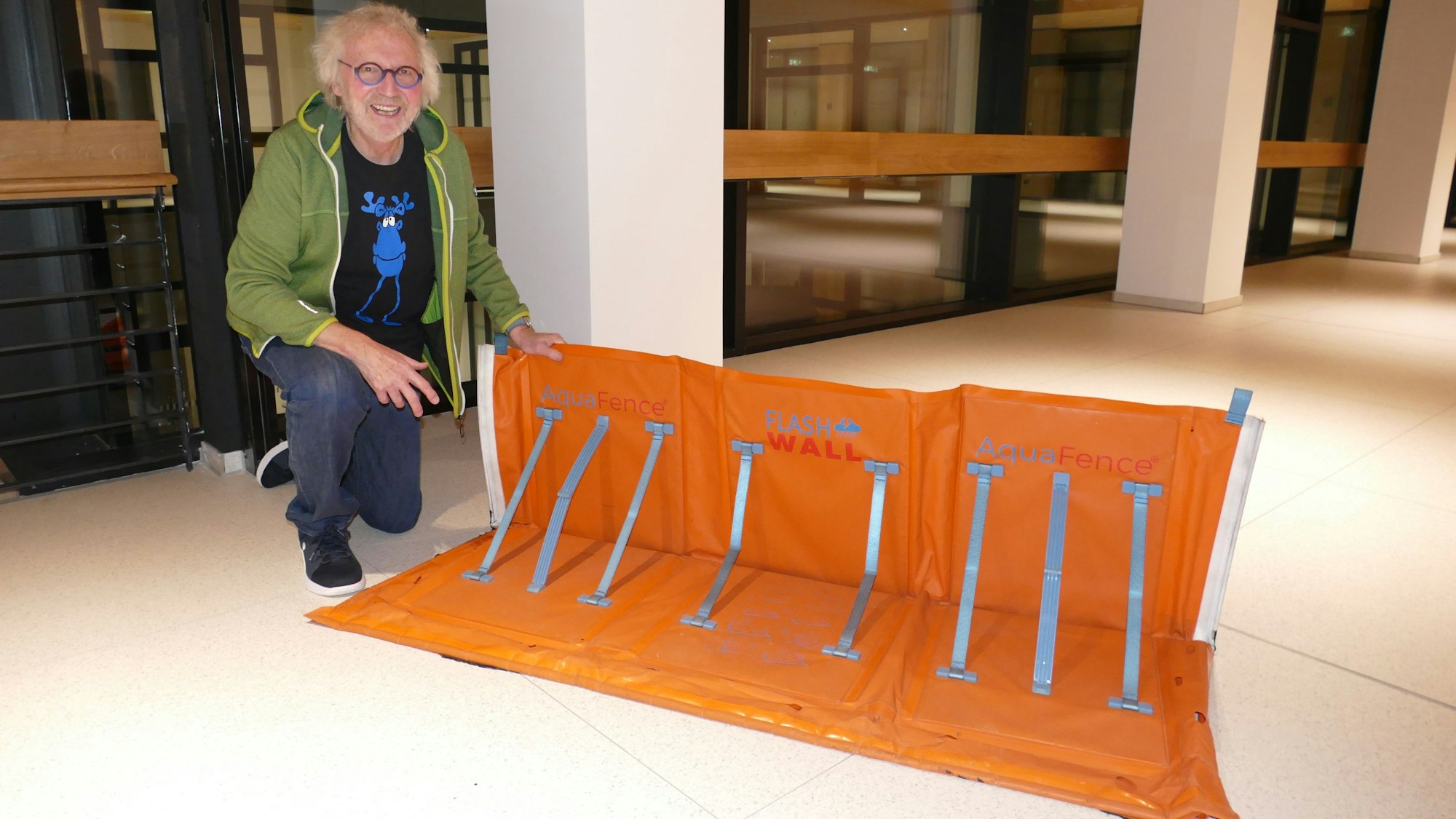 Reinhard Vogt zeigt ein mobiles Schutzsystem, das man einfach aufklappen kann.