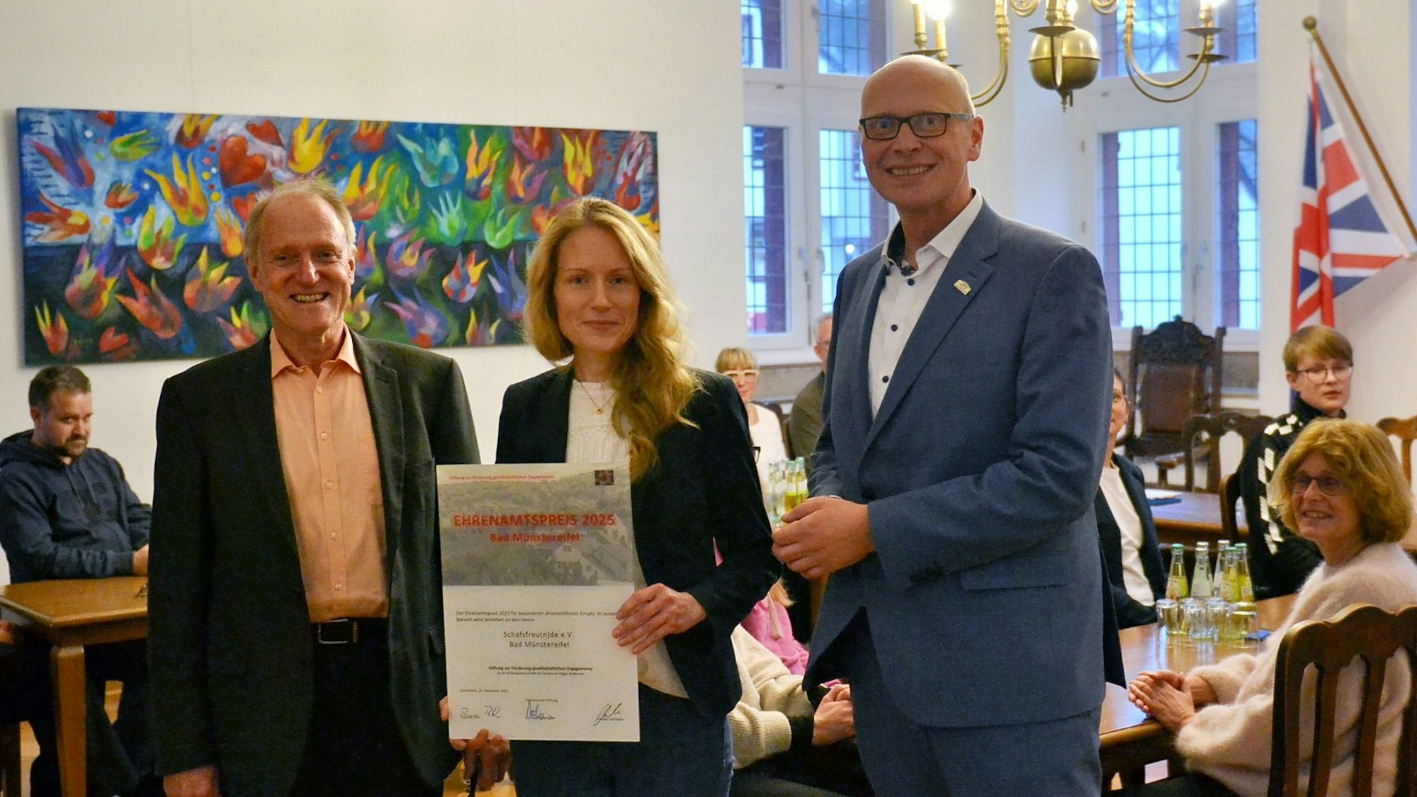 Iris Lochner hält eine Urkunde in den Händen.