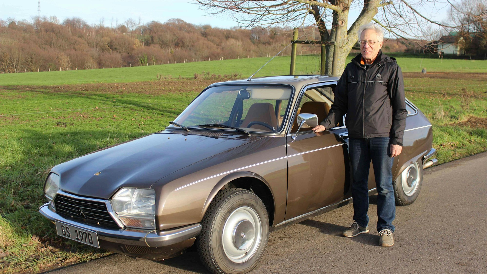 Ulli Franken steht neben seinem Auto.