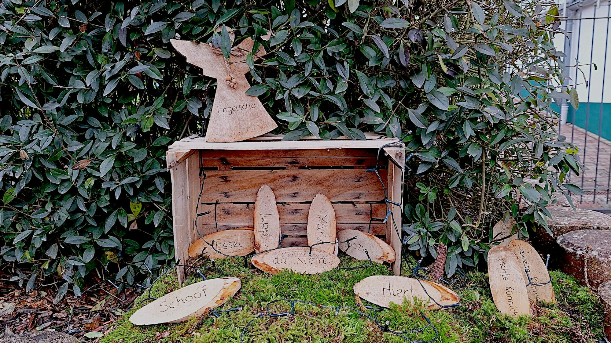 Am Krippenweg in Blankenheim-Ripsdorf sind auch abstrakte Darstellungen zu finden: Hier sind die Bezeichnungen der Figuren auf Astscheiben geschrieben, die an einer Kiste liegen, auf der eine Engelsfigur befestigt ist.