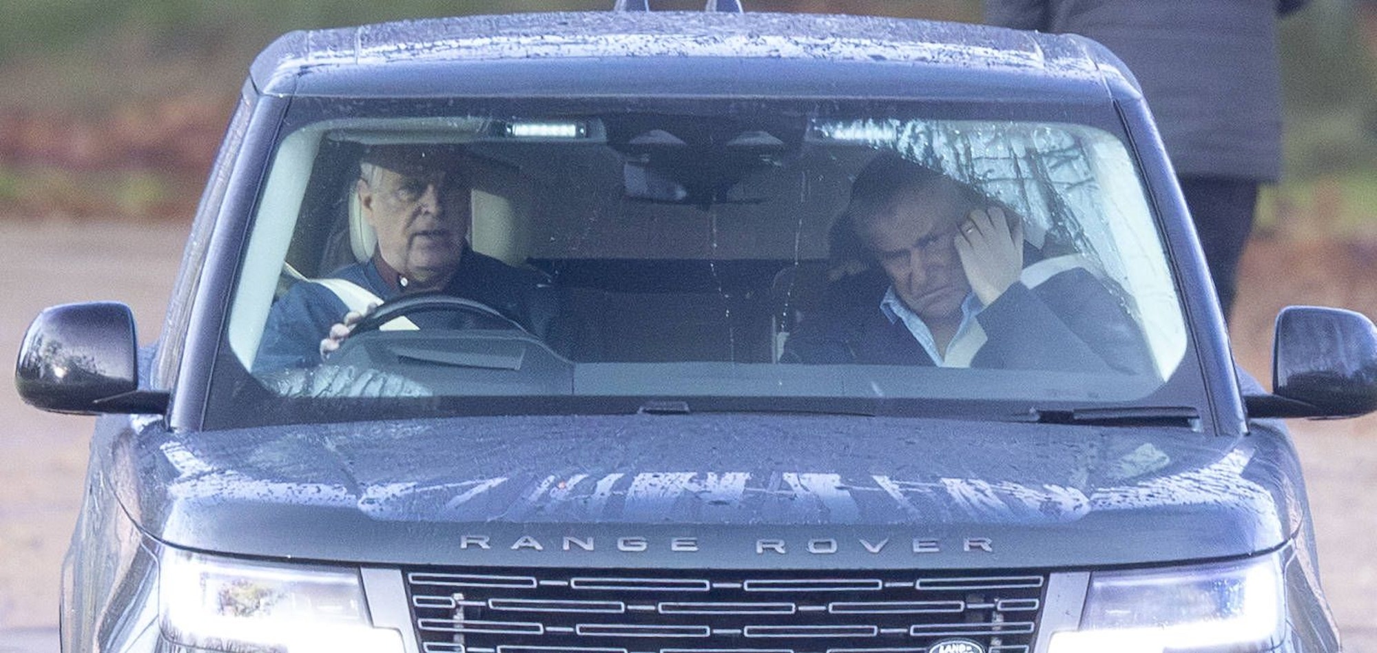 Andrew Mountbatten-Windsor fährt einen dunklen Range Rover mit einem nachdenklichen Passagier im Regen.