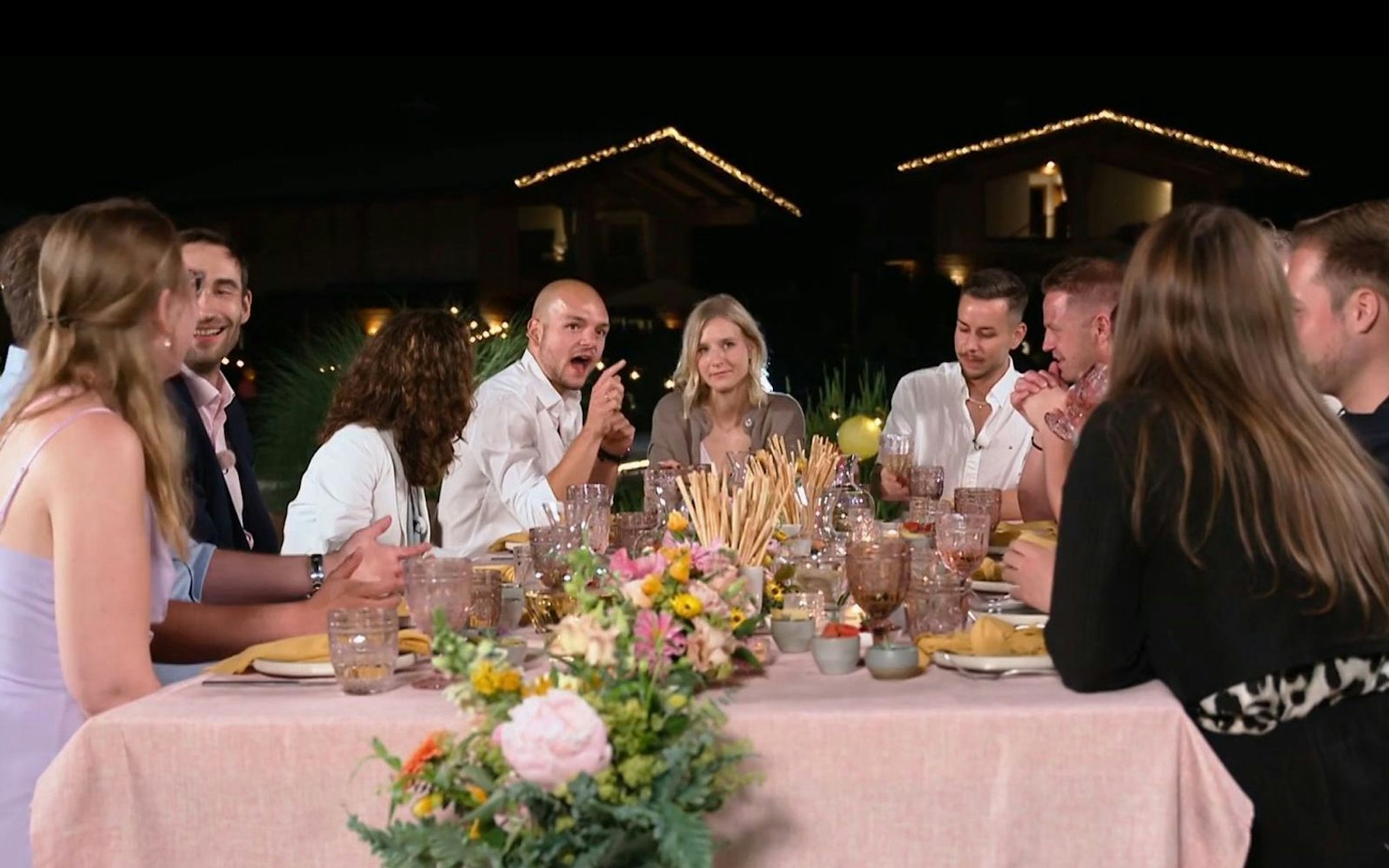 Beim gemeinsamen Abendessen tauscht man sich interessiert aus. (Bild: Sat.1)