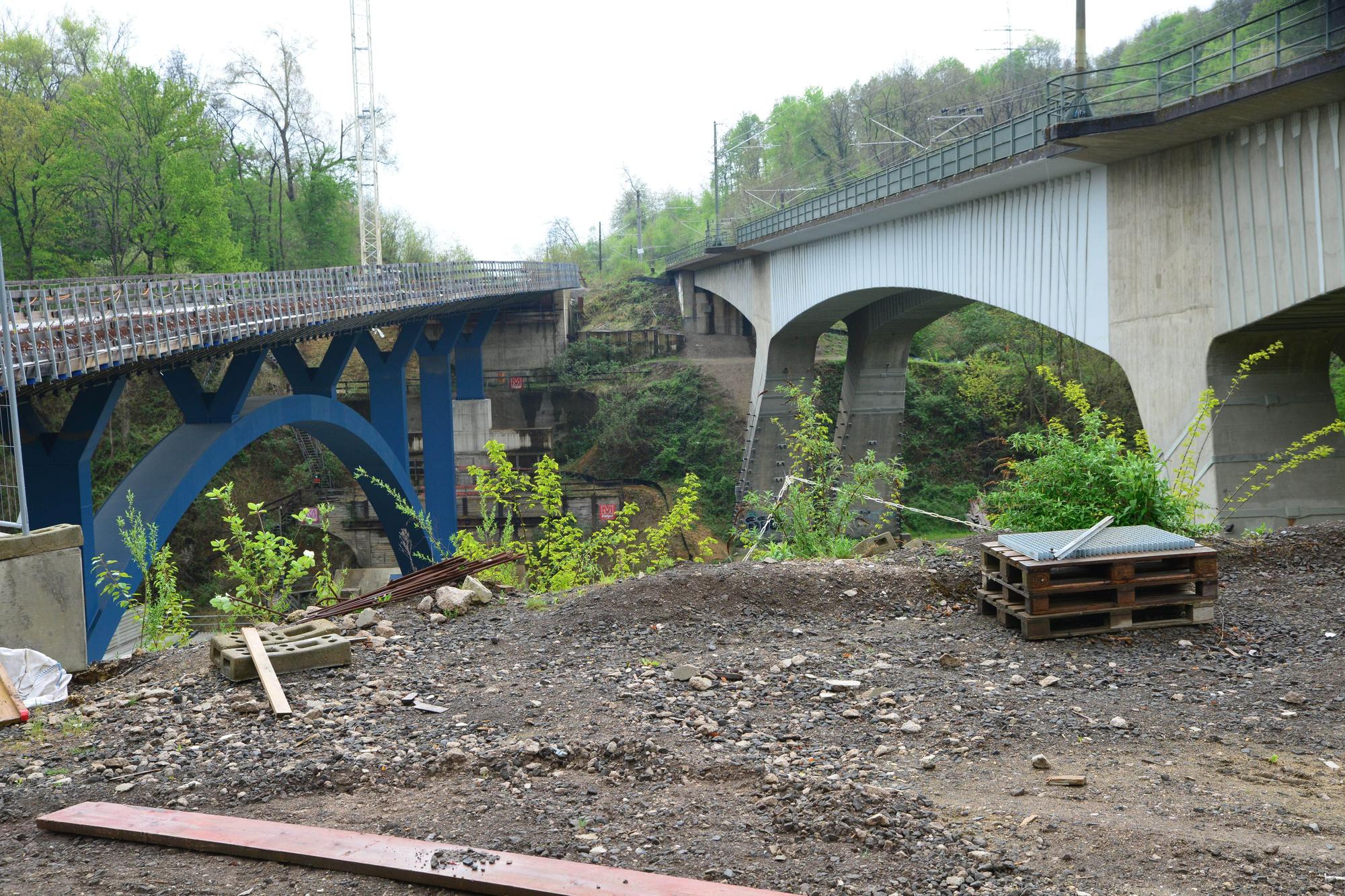 Das Bild zeigt die Brücke, die über die Bahntrasse führt.