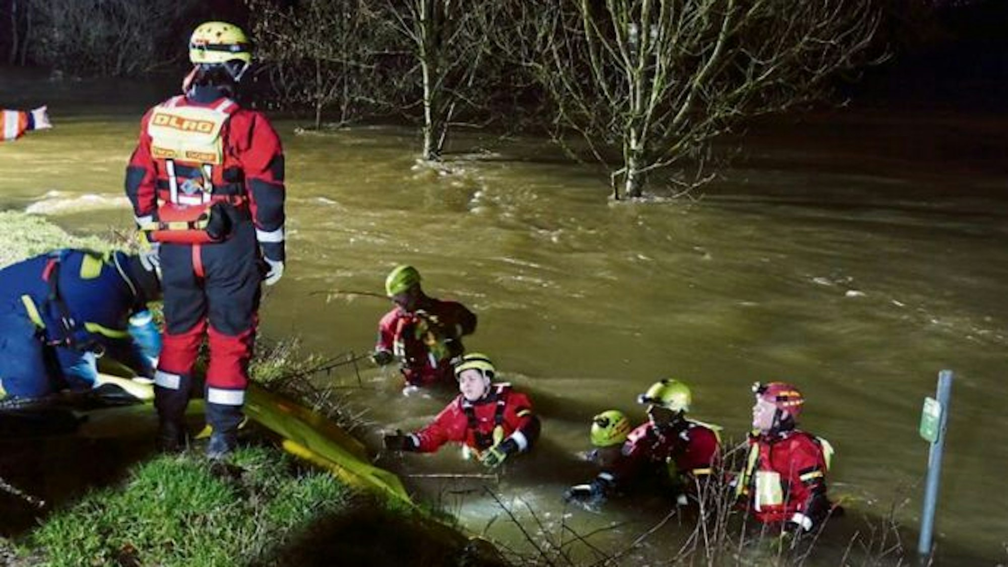 Der Siegdeich in Eitorf drohte kurz vor dem Jahresende 2023 durch den Druck des Hochwassers zu brechen.