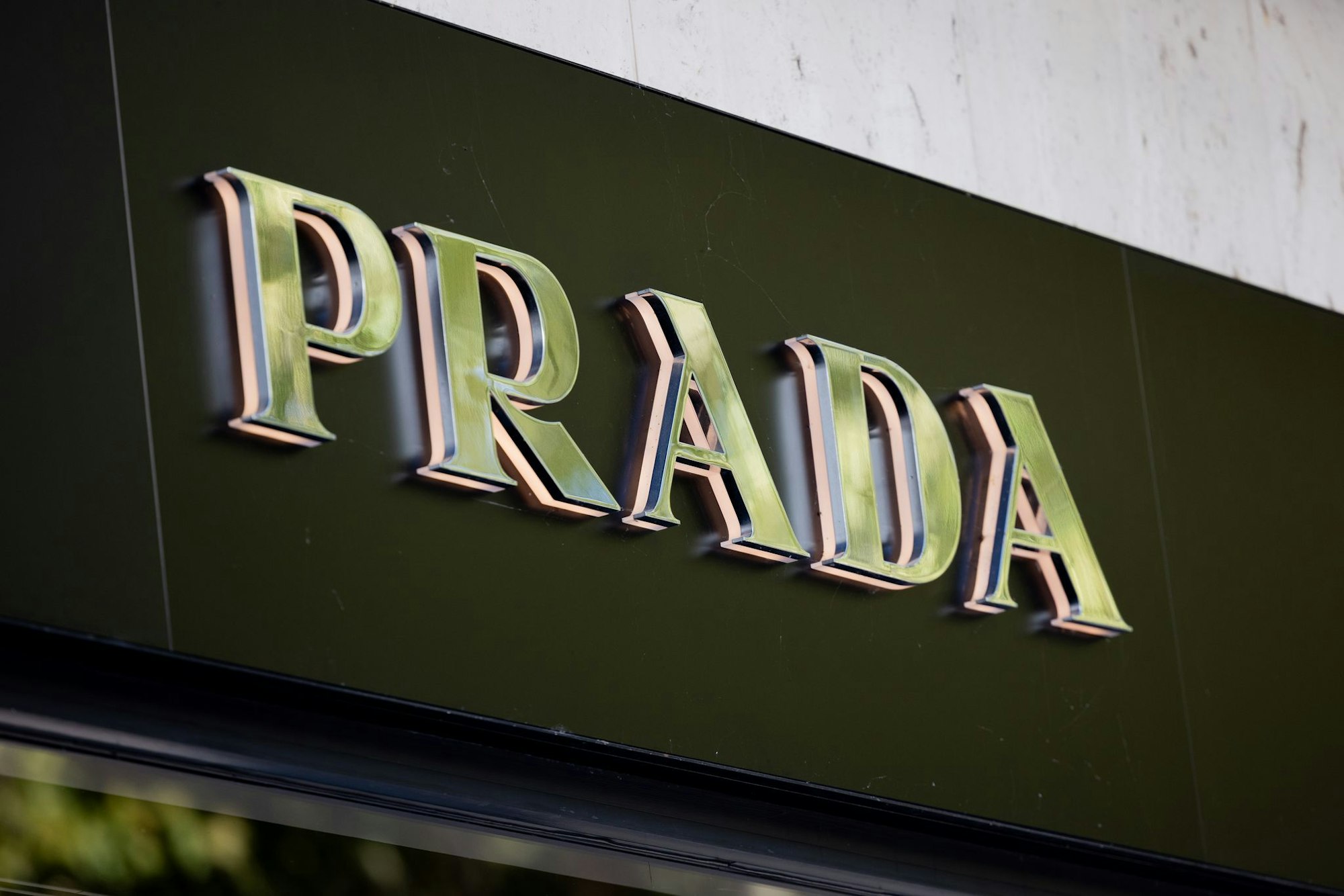 Prada übernimmt den Konkurrenten Versace komplett. (Archivbild)