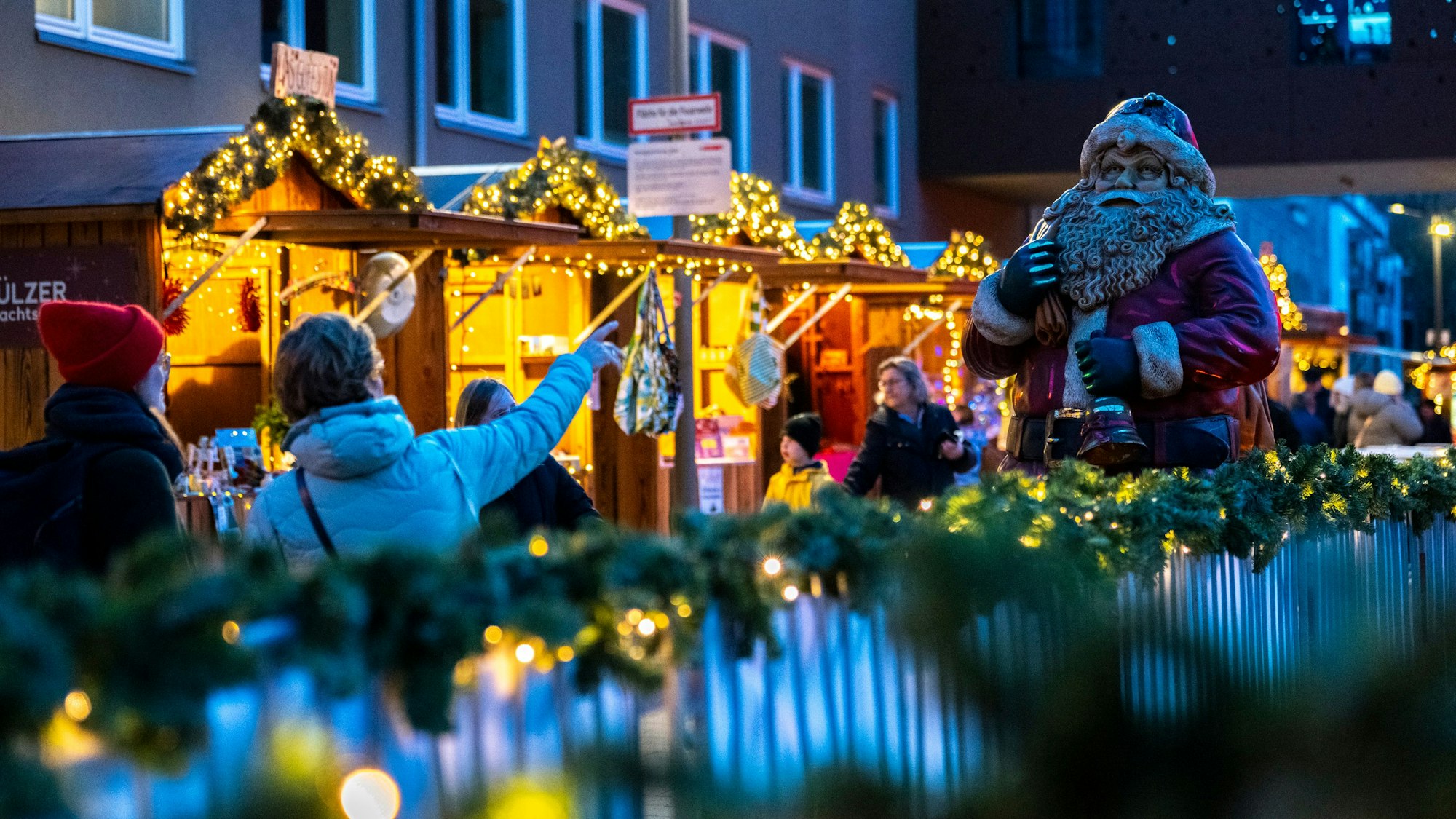Das Sülzer Weihnachtsdorf 2025 leuchtet im Advent. Der Weihnachtsmarkt „Sülzer Weihnachtsdorf“ findet auf dem Elisabeth-von-Mumm-Platz in Sülz statt.