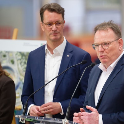 Torsten Burmester, Oberbürgermeister von Köln (r, SPD), spricht bei einer Pressekonferenz über Neuerungen des Bewerbungskonzepts für die olympischen und paralympischen Spiele.