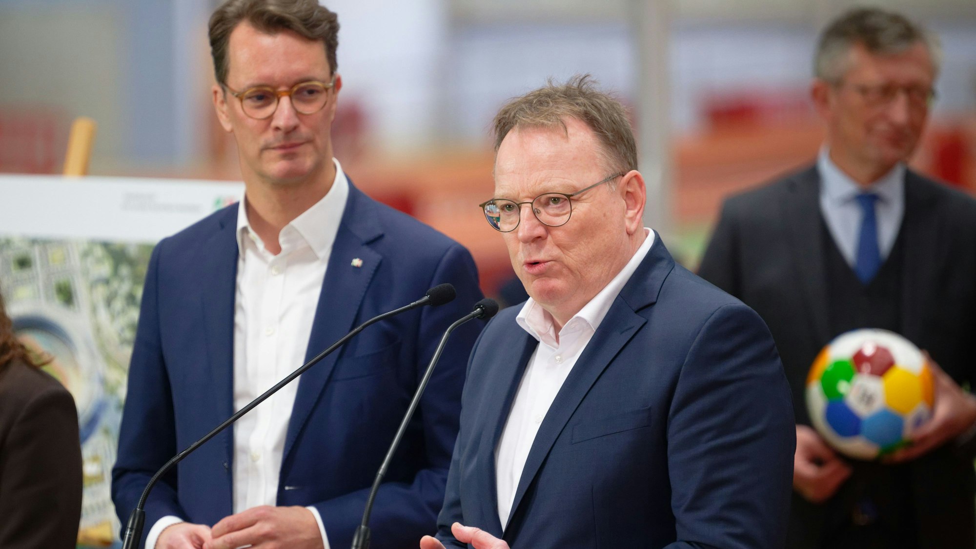Torsten Burmester, Oberbürgermeister von Köln (r, SPD), spricht bei einer Pressekonferenz über Neuerungen des Bewerbungskonzepts für die olympischen und paralympischen Spiele.