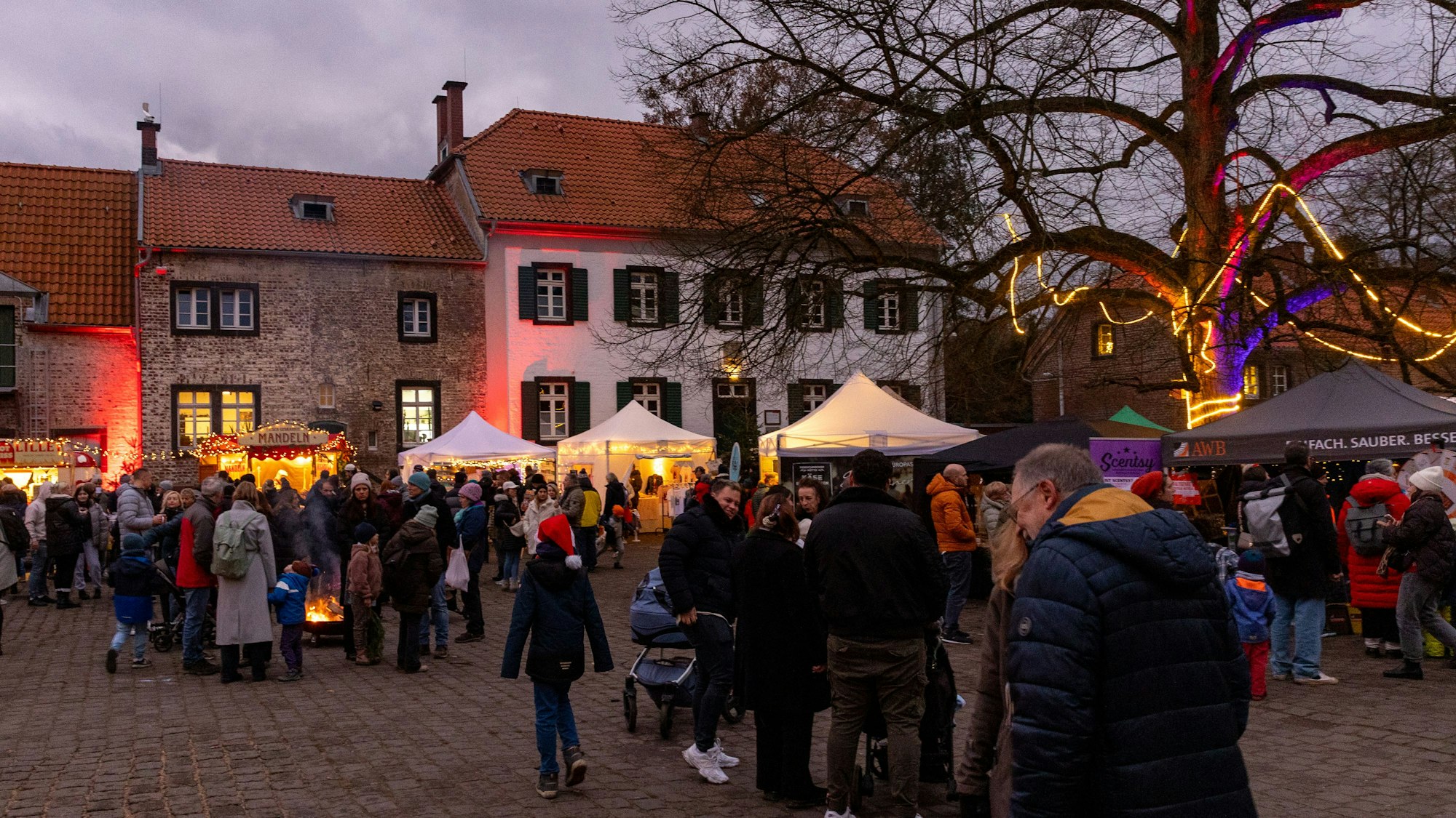 Die „Waldweihnacht auf Gut Leidenhausen“ ist ein kleiner Weihnachtsmarkt auf dem Gutshof im Rechtsrheinischen Köln.