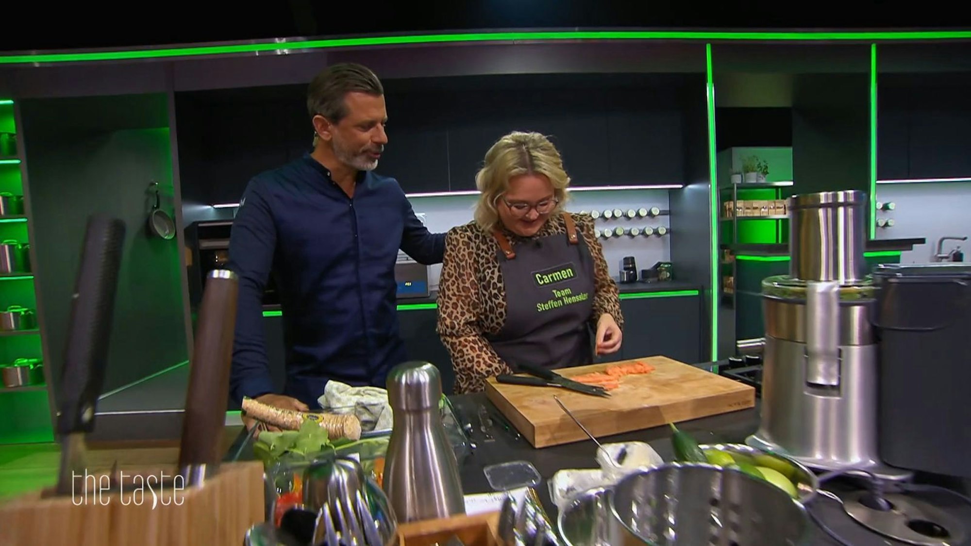 „Hat dir schon mal jemand gesagt, dass du aussiehst wie ein Märchenprinz?“, sagt Carmen. Aber da ist Andreas Caminada schon wieder weg. (Bild: Joyn/Screenshot)