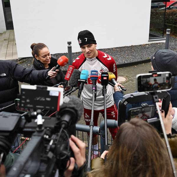03.12.2025, xophax, Fussball 1.Bundesliga Saison 2025 / 2026 1.FC Köln ,Training Mixzone , Said El Mala , Journalisten , Handyvideos Köln *** 03 12 2025, xophax, Soccer 1 Bundesliga Season 2025 2026 1 FC Köln ,Training Mixzone , Said El Mala , Journalists , Mobile Videos Cologne