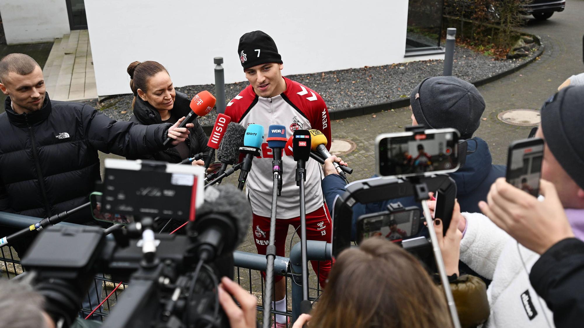 03.12.2025, xophax, Fussball 1.Bundesliga Saison 2025 / 2026 1.FC Köln ,Training Mixzone , Said El Mala , Journalisten , Handyvideos Köln *** 03 12 2025, xophax, Soccer 1 Bundesliga Season 2025 2026 1 FC Köln ,Training Mixzone , Said El Mala , Journalists , Mobile Videos Cologne