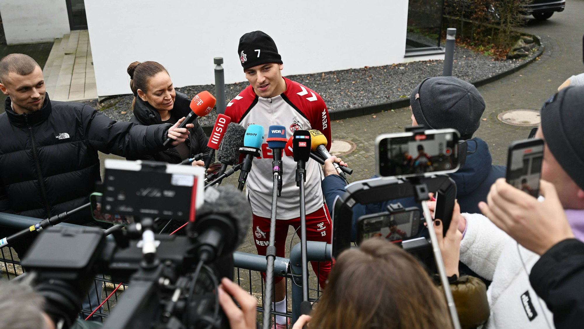 03.12.2025, xophax, Fussball 1.Bundesliga Saison 2025 / 2026 1.FC Köln ,Training Mixzone , Said El Mala , Journalisten , Handyvideos Köln *** 03 12 2025, xophax, Soccer 1 Bundesliga Season 2025 2026 1 FC Köln ,Training Mixzone , Said El Mala , Journalists , Mobile Videos Cologne